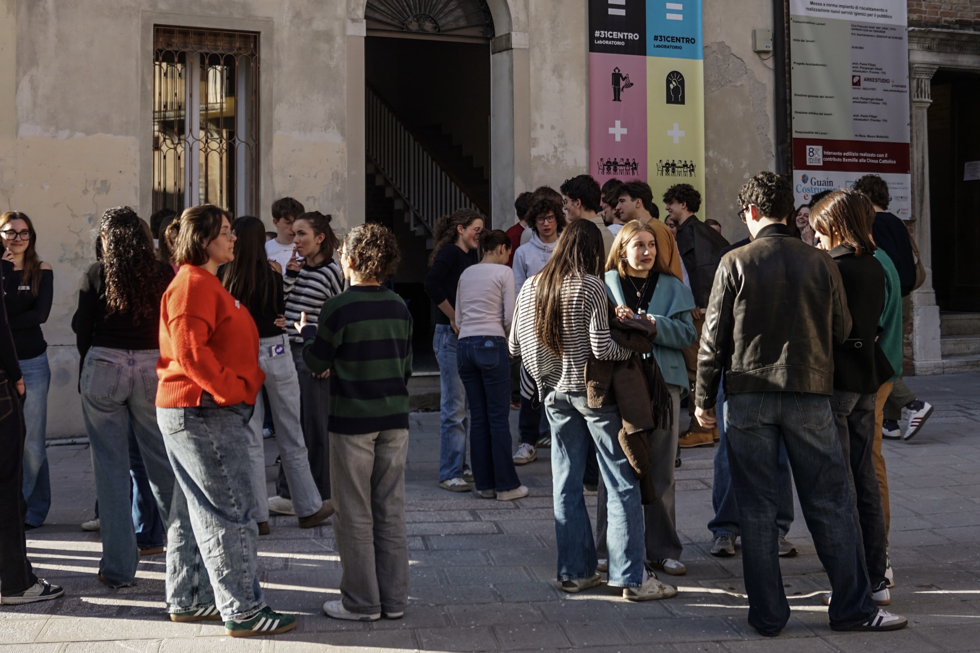 Persone riunite durante un'iniziativa di Attivi @TV